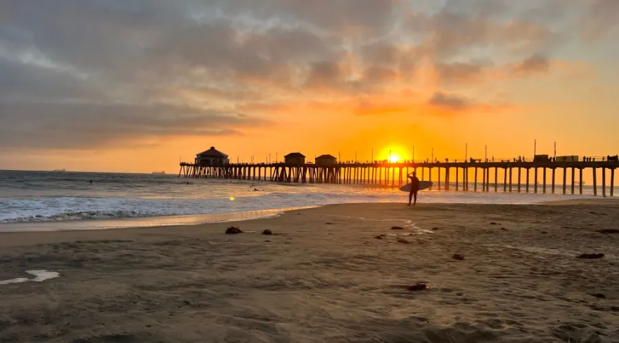 A Couples Rehab Huntington Beach setting shows the sunset over the pier